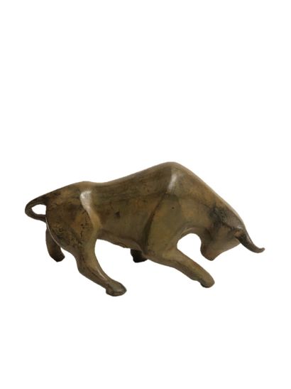 null Pierre CHENET (XX-XXI eme). Charging bull, bronze with ochre patina. Founder's...