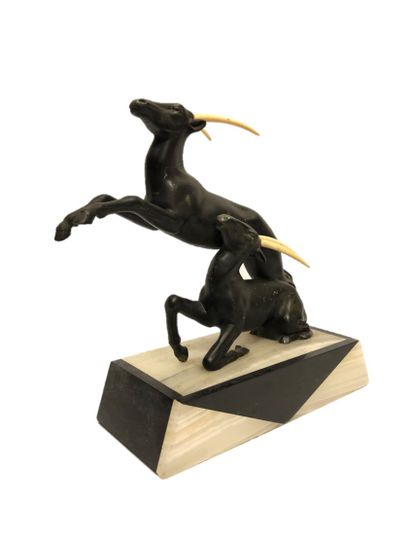 null 
SCULPTURE en bronze et ivoire représentant deux gazelles. Socle en pierres...