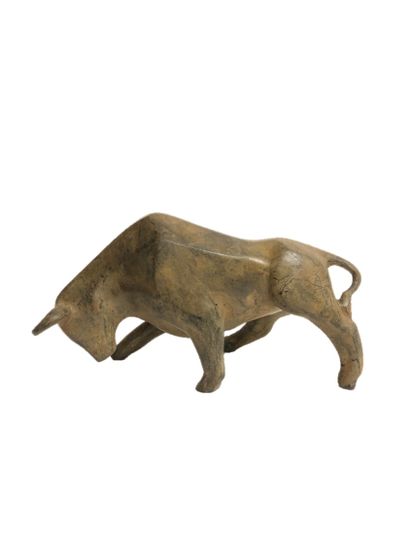 null Pierre CHENET (XX-XXI eme). Charging bull, bronze with ochre patina. Founder's...