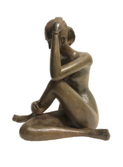 null Pierre CHENET (XX-XXI eme). Seated woman with crossed legs, bronze with ochre...