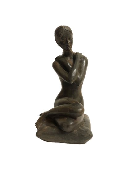 null Pierre CHENET (XX-XXI eme). Seated woman with arms crossed on her chest, bronze...