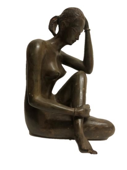 null Pierre CHENET (XX-XXI eme). Femme assise les jambes croisées, bronze à patine...