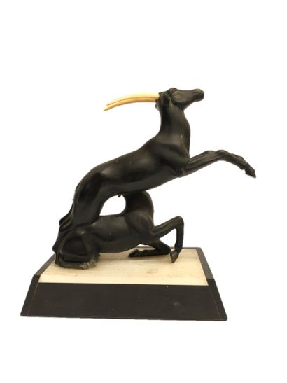 null 
SCULPTURE en bronze et ivoire représentant deux gazelles. Socle en pierres...