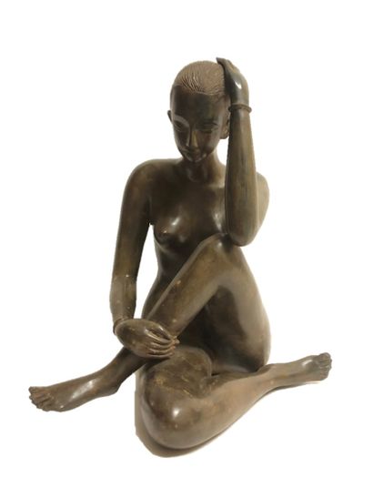 null Pierre CHENET (XX-XXI eme). Seated woman with crossed legs, bronze with ochre...