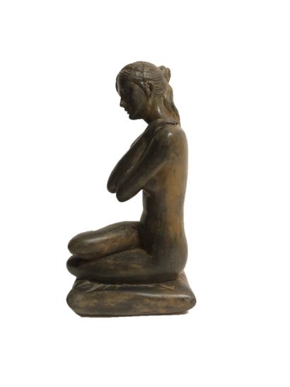 null Pierre CHENET (XX-XXI eme). Seated woman with arms crossed on her chest, bronze...