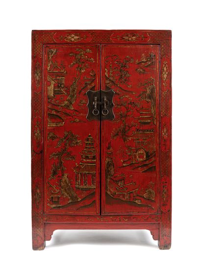 null 
Paire de CABINETS ouvrant à deux portes, en laque du Shanxi, à décor rehaussé...