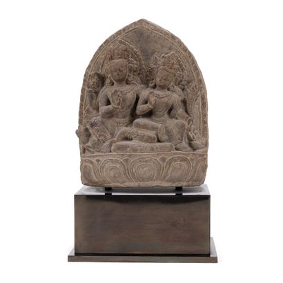 null 
Petite STELE en grès sculpté, représentant Shiva et Parvati assis sur un lotus,...