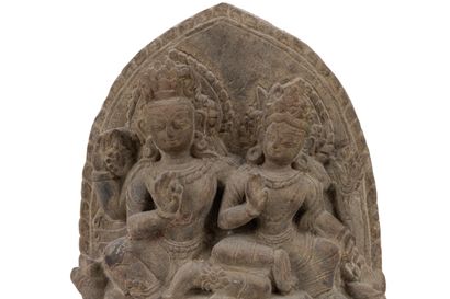 null 
Petite STELE en grès sculpté, représentant Shiva et Parvati assis sur un lotus,...