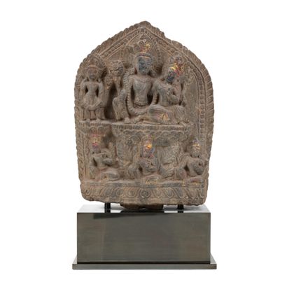 null 
Grande STELE en grès avec traces de pigments, finement sculpté du couple Shiva...