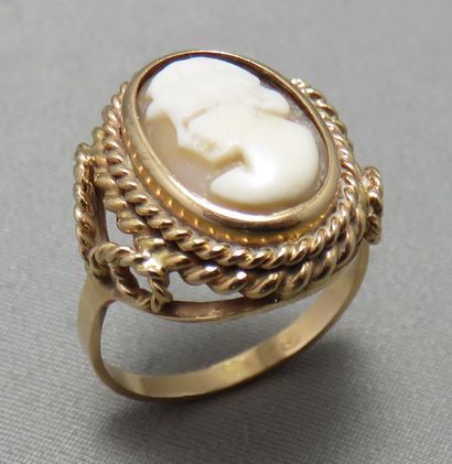 null Bague camée Coquille

 en or à 750°/00, ornée d'une tête de femme profil gauche...