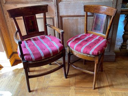 null 
DEUX chaises et deux fauteuils en noyer, assise paillée, dossiers cintrés à...