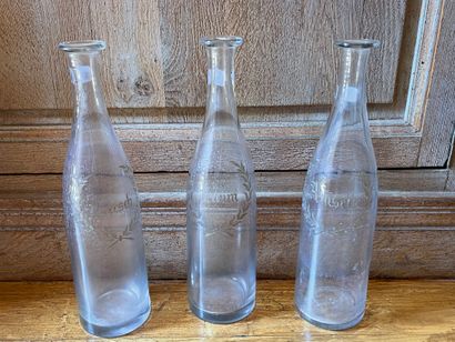  Trois bouteilles en verre gravé "Rhum, Anisette, Kirsh"