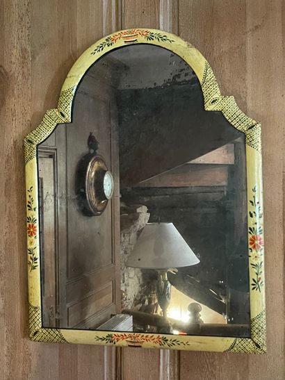 null Petit miroir de coiffeuse en bois peint polychrome à décor de fleurs sur fond...