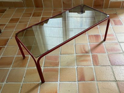 null Red tubular coffee table. Modern work. Tinted glass top. Ht: 35 cm - Lg: 89...