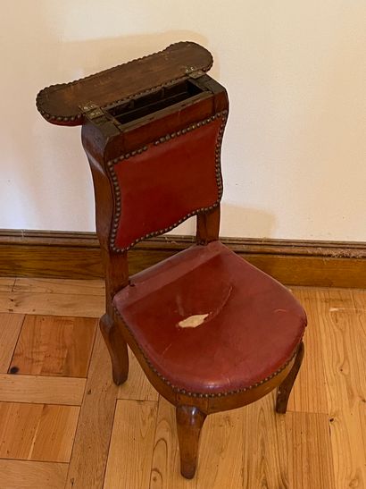 null Child's peeping chair in natural wood. 19th century. Studded leather upholstery...