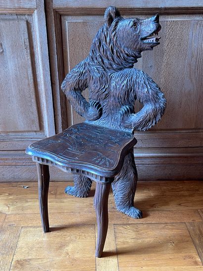  Petite chaise en bois sculpté en forme d'ours,...