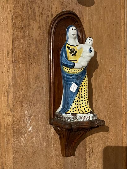 null Deux "Vierge d'accouchée" en faïence jaune et bleue de Quimper. XIXe. Ht: 26...