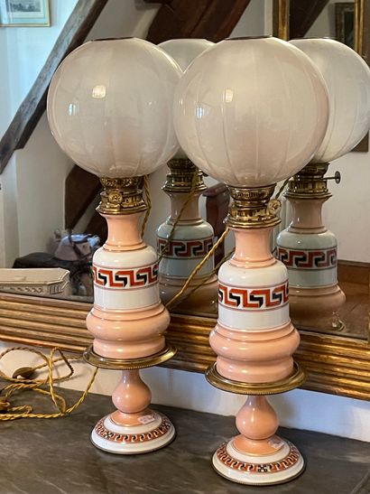 Paire de lampes à huile avec leurs globes...