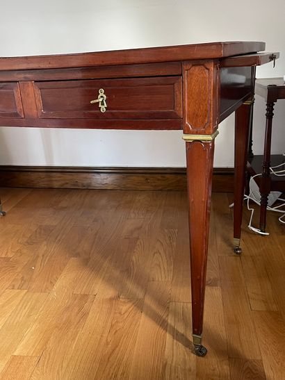 null Flat desk in mahogany opening with three drawers in front, tapered legs, gilt...