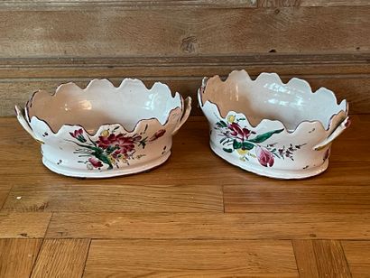 null Pair of white earthenware oval windows with polychrome decoration of flowers.

Marseille,...