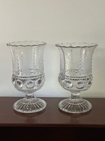 null Pair of molded glass vases of Medici form. Ht: 19 cm