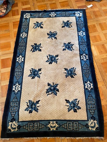 null Rectangular Chinese carpet decorated with blue and beige flowers (wear) 215...