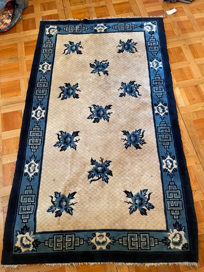 null Tapis rectangulaire chinois à décor en camaïeu bleu et beige de fleurs (usures)...