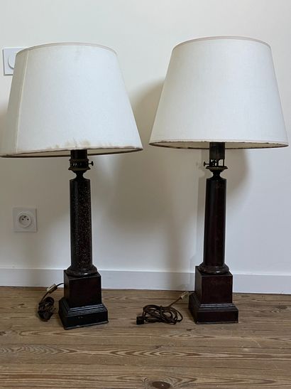 null Paire de lampes en tôle peinte à l'imitation du granit de forme colonne sur...