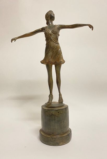 null Pierre CHENET (XXe siècle). Danseuse, bronze à patine ocre, cachet de l'artiste...