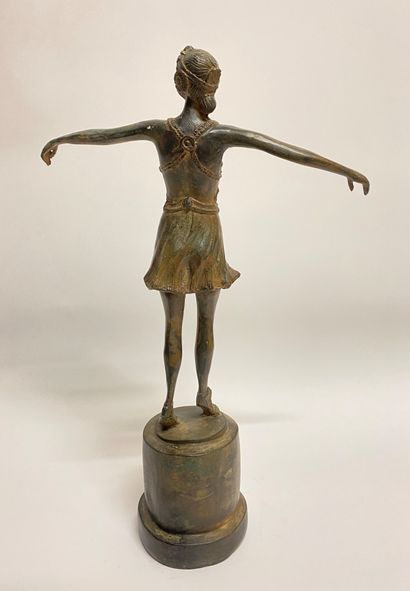 null Pierre CHENET (XXe siècle). Danseuse, bronze à patine ocre, cachet de l'artiste...