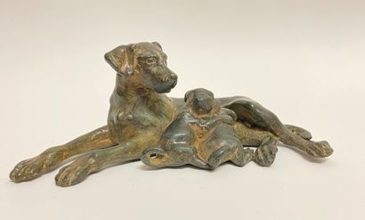null Pierre CHENET (XX ème), attribué à. Famille de chiens, groupe en bronze à patine...