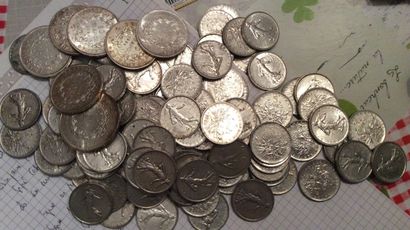 null 
*Lot de pièces de monnaies en argent : 105 pièces de 5 francs, 6 pièces de...