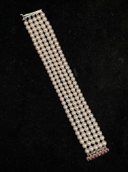 null Bracelet cinq rangs de perles de culture, fermoir en or blanc 18k(750) orné...