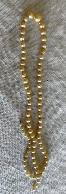 null Partie de collier de perles en chute (accidents).