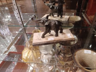 
éléphant en métal avec base marbre.

