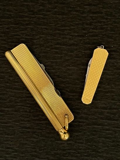 null Nail set in yellow gold 750 mm, guilloche and striated mark " Gaby ". Gross...