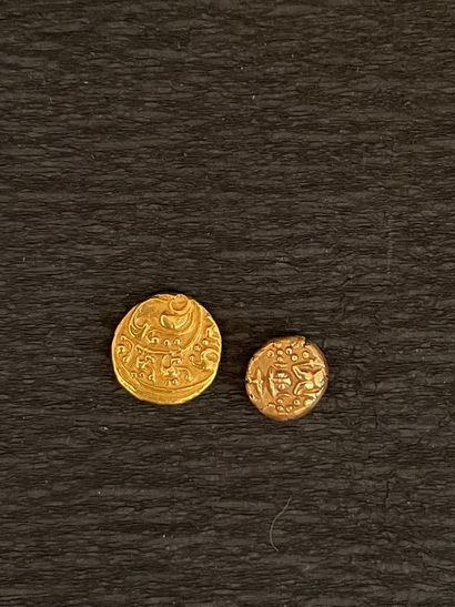 null Deux petites monnaies pagodes d’or pour l’Inde (usures). Poids : 7,1g