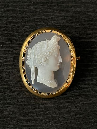 null Oval cameo on agate representing a profile of a woman with a pearl necklace,...