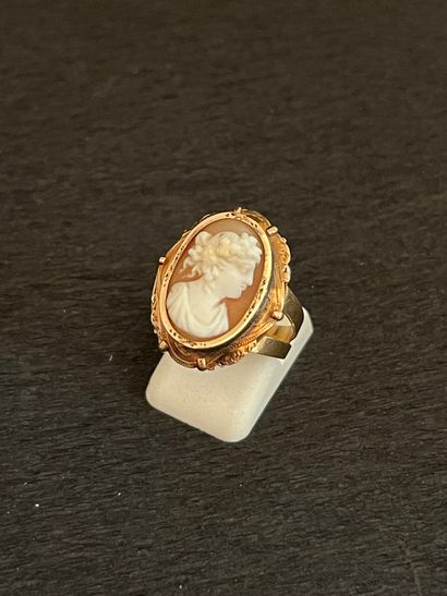 null Yellow gold ring 750 mm with a cameo shell: profile of a bacchante (traces of...