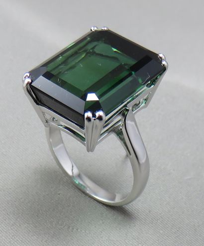 null 
Ring




 in 750°/00 white gold, set with an emerald-cut green tourmaline in...