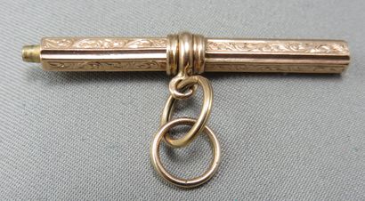 null Watch key

 in guilloche gold 750°/00. 19th century.

 Gross weight: 4.5 g....