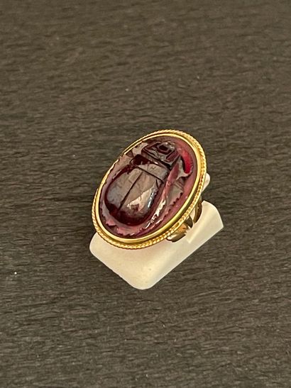 null Ring, yellow gold setting 750 mm decorated with a beetle in mauve tinted glass...