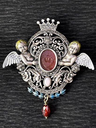 null Silver pendant (925) composed of an intaglio on oval cornelian decorated with...