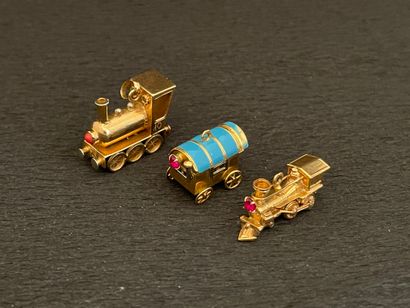 null LOT of three 750 mm yellow gold pendants including a "General" locomotive (miniature...