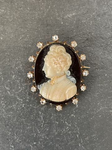 null Agate cameo with two layers female profile, in a surround of rose-cut diamonds...