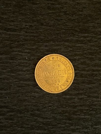 Une pièce en or de 5 roubles de 1852. (usures)....