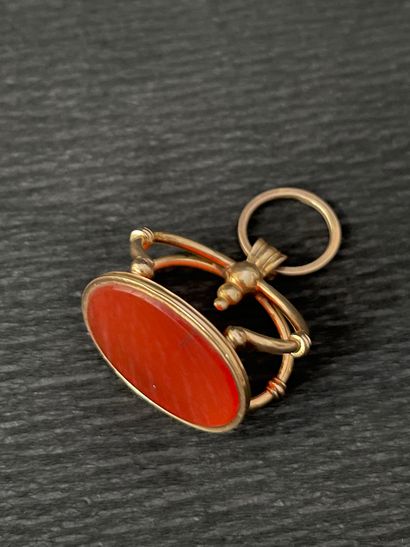 null Gold seal 585 mm decorated with an oval carnelian cabochon, yellow gold suspension...