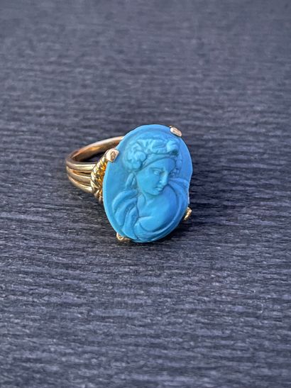 null Yellow gold ring 750 mm, partly twisted, decorated with a cameo in glass enamelled...