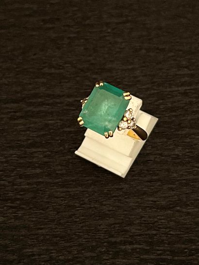null Yellow gold ring 750 mm set with an emerald (approx. 2.50cts) and three small...