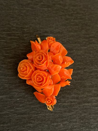 null Pre-convention coral brooch in the form of a bouquet of roses. Gold setting...